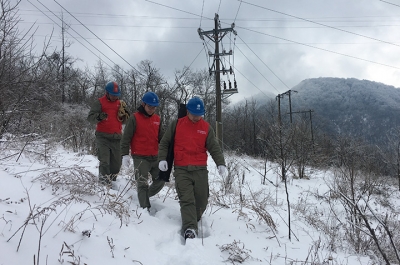 冰雪肆虐 供电公司从容应对