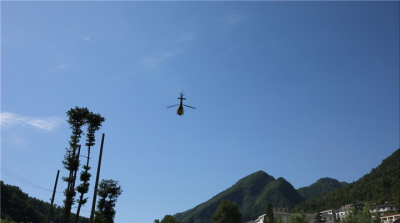 直升机飞跃神农架国家公园 巡护1170平方公里自然资源