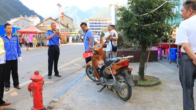 神农架林区交警支队联合多部门,重拳整治旅游交通环境,获游客点赞 !