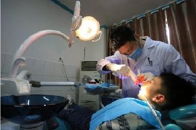 神农架适龄儿童免费牙齿窝沟封闭项目在实验小学实施