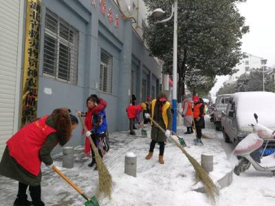 暖心：林区各界积极扫雪铲冰  