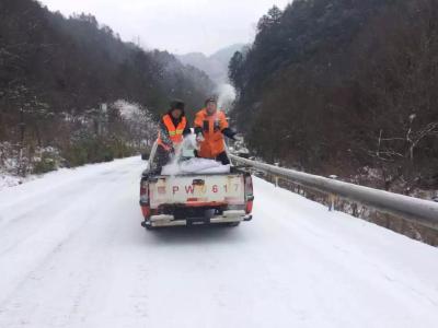 大雪来袭 林区公路人积极应对