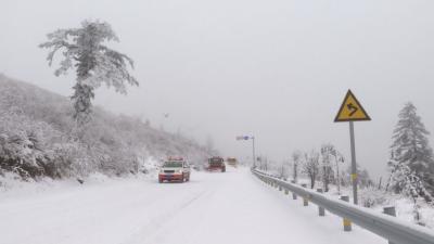 神农架普降大雪  多部门联合保障交通安全