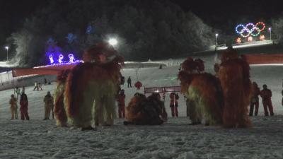 V视|神农架：滑雪场里龙狮起舞