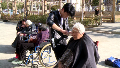 记者走基层|爱心理发师到林区福利院为老人免费理发
