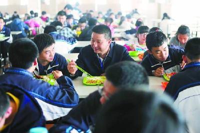 4月1日起学校幼儿园负责人需与学生同用餐