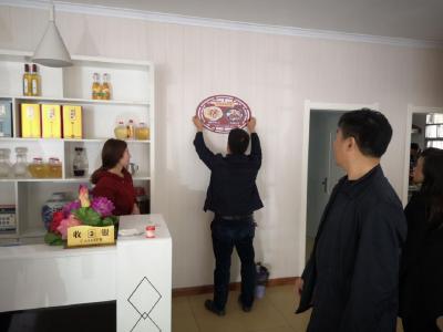 在神农架不知道哪家饭好吃？不急，认准这个标志就对了！