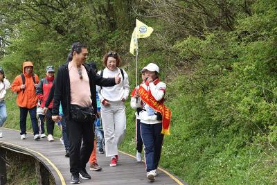 “五一”小长假：大九湖学生小导游为游客热情服务