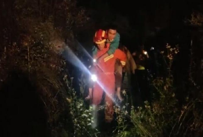 林区消防救援队员深夜成功救出70名被困游客