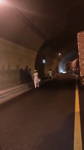 突发！G42沪蓉高速宜巴线马家坡隧道发生掉石事故，车辆已滞留20多公里，目前伤亡不明