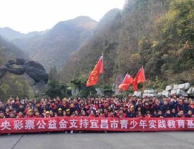 宜昌夷陵中学千名师生研学神农架官门山