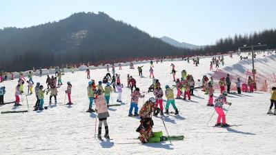 神农架今冬滑雪季开启  2天吸引万名“滑友”雪中驰骋