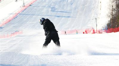 神农架今冬滑雪季开滑  2天吸引万名“滑友”雪中驰骋