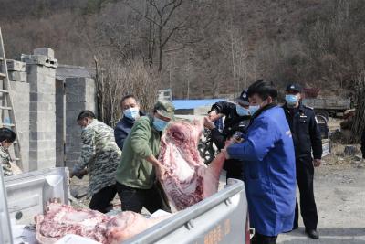 松柏镇宏乔生猪养殖专业合作社  送500多斤猪肉慰问一线值守人员