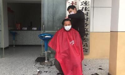 暖心！神农架村委会门口的“理发店”