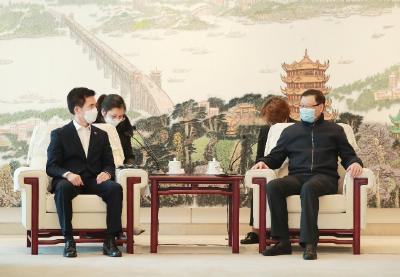 在这个非常时期，应勇会见了韩国、法国驻汉总领事