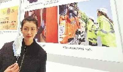 两名女警走进抗疫展，讲述自己照片背后的故事——这身“守护蓝”就是肩上责