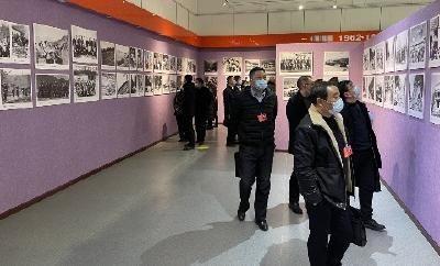  林区人大代表参观建区50周年成就图片展