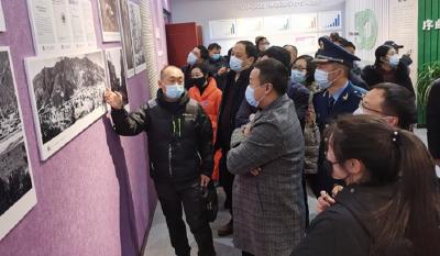 林区政协委员参观建区50周年成就图片展
