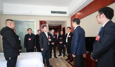 周森锋刘启俊等领导看望出席林区十二届人大五次会议的人大代表