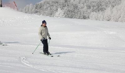 体验速度与激情  法国驻武汉总领事贵永华先生打卡神农架滑雪场