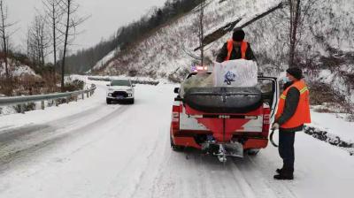 抗冰雪保畅通 ，林区公路人凌晨出发