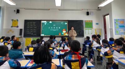 创新实验学校师生演练火灾逃生:用时1分51秒