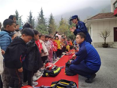 林区第二幼儿园走进消防队学习消防知识