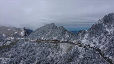 “五一”临近 神农架天降瑞雪迎宾客