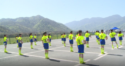 为游客助兴，大九湖中心学校足球表演进景区
