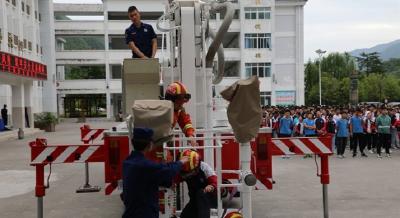 神农架: 消防演练进校园 筑牢学校“防火墙”