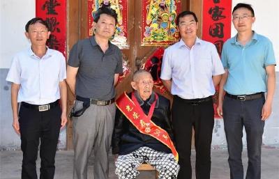 林区教育系统为老党员颁发“光荣在党50年”纪念章
