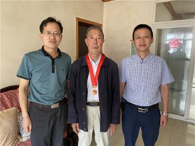 林区经信局上门为退休老党员颁发“光荣在党50年”纪念章