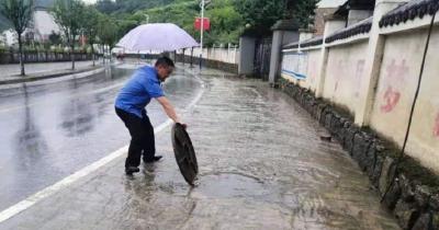 林区城管执法局快速应对城市内涝