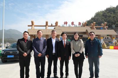 韩国驻汉总领事姜承锡一行到访神农架
