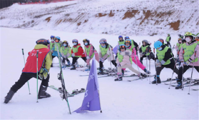 283名冰雪少年体验冰雪运动乐趣