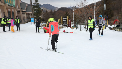 神农架中和滑雪场迎来残疾人运动员