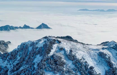 2022年首场春雪过后神农架美成水墨山水画