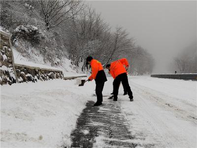 养护工人破冰除雪保畅通