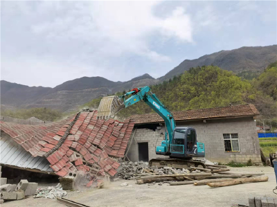 神农架:强制拆除占地154.33平方米的违章建筑物