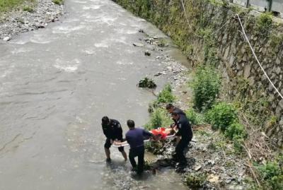 少年落水，民警杜伟毅然跳入冰冷的深潭