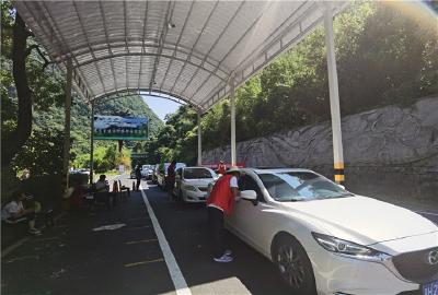 三堆河村村民王易斌出资为志愿者搭起遮阳雨棚