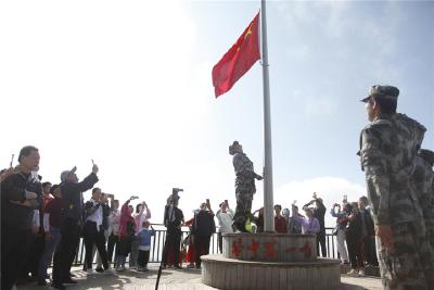 “华中第一哨”举行升国旗仪式