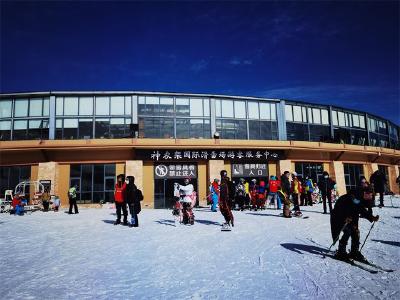 春节期间神农架冰雪旅游人气旺年味浓