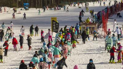 雪道长滑得爽 神农架中和滑雪场旅游收入创历史新高