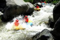 湖北漂流行业现安全隐忧：船翻人落水竟无人搭理