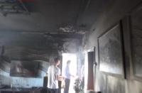 居民楼突发大火 滚滚浓烟中民警徒手抱出煤气罐