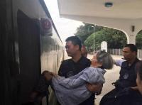 特警抱80岁老奶奶狂奔 只为让她赶上火车