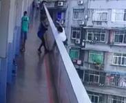 湖北一女生与同学起冲突 刺伤对方后跳楼坠亡