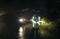 正能量|电缆线跌落阻挡道路 民警寒夜轮流托举电缆4小时